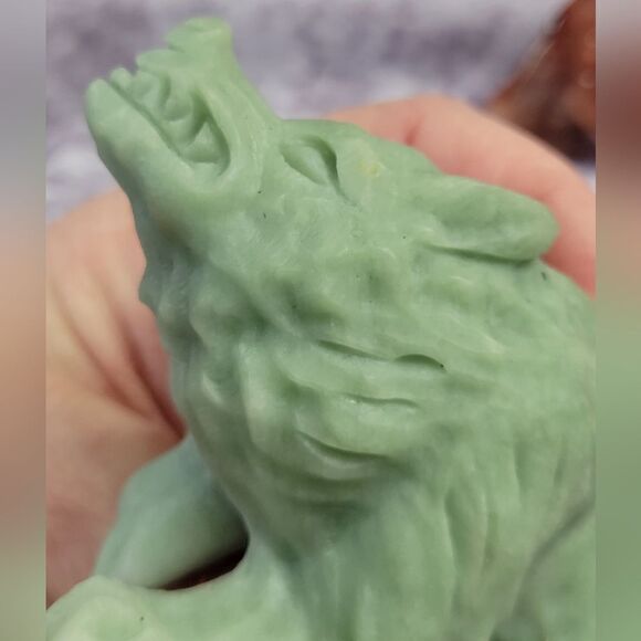 Green Jade & Fire Quartz Wolf - Picture 13 of 16